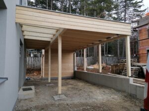 Holzbau- Überdachung für den Eingang mit Carport